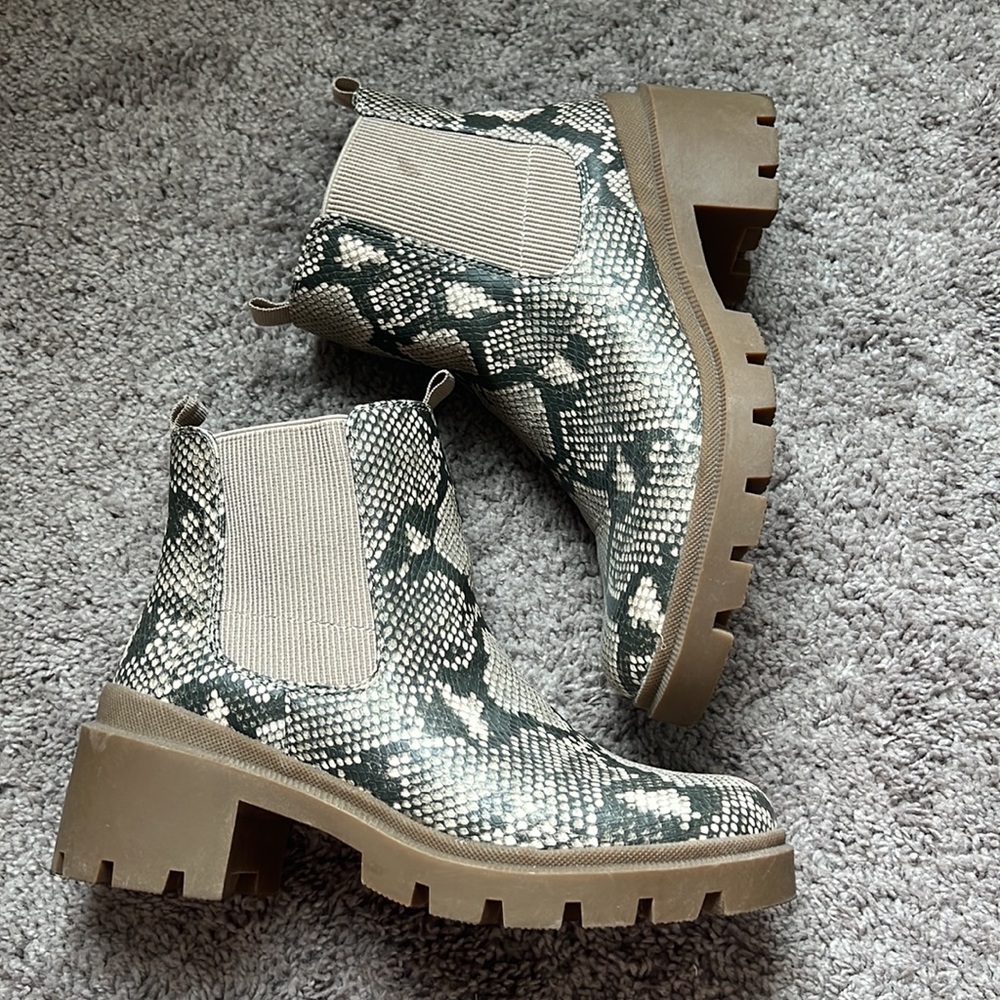 Universal Thread Snakeskin Chelsea Boots - Womens 10 - Picture 2 of 9